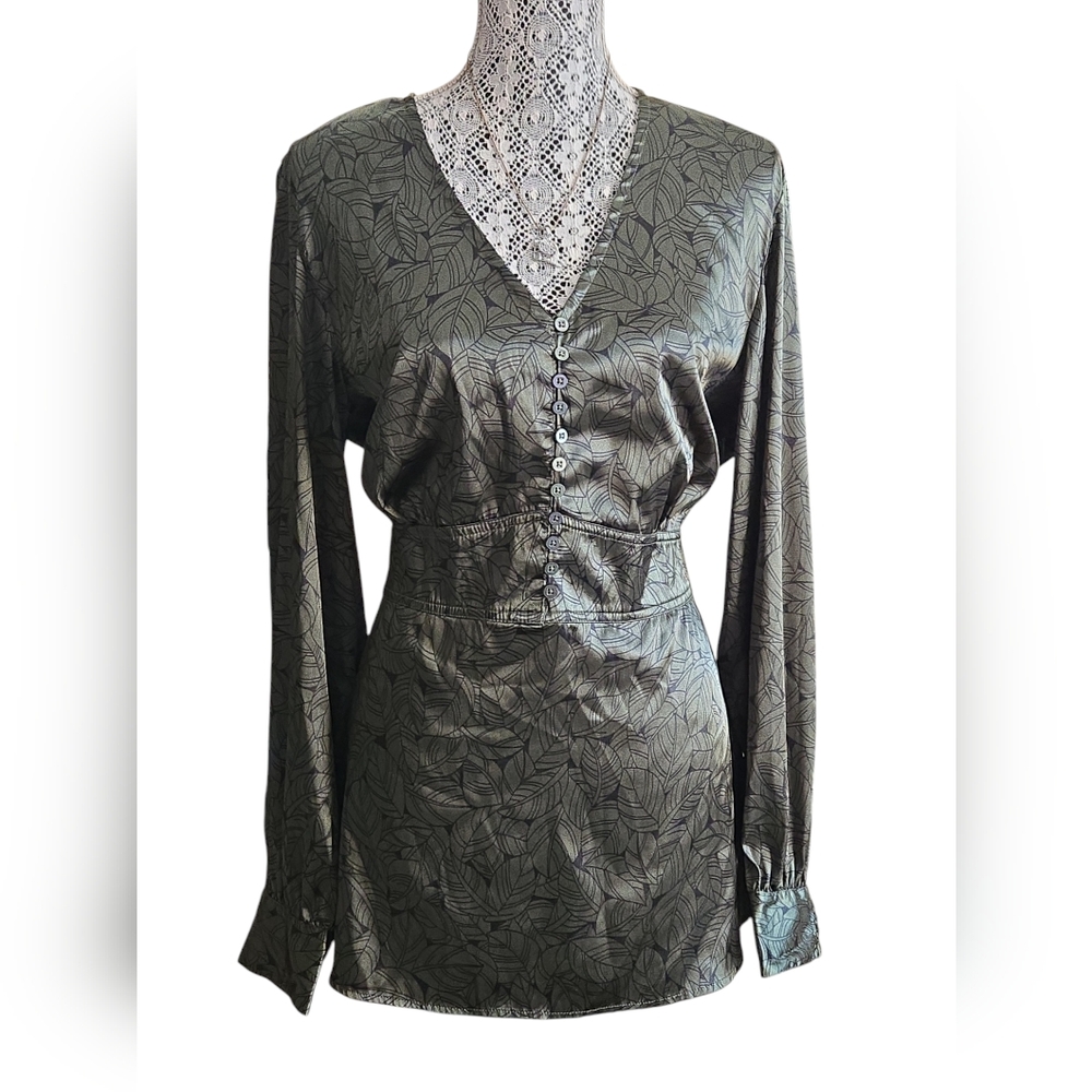 Gloria Vanderbilb dark olive green longsleeve top